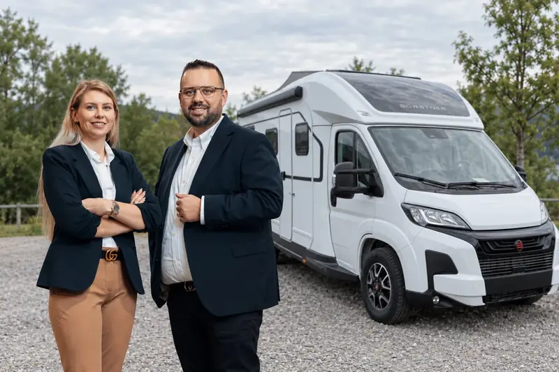 Neuer Bildentwurf: Andreas und Marleen Schmitz vor ihrem Bürstner Signature SFT 7.1, KI-Bildmontage auf Grundlage ihres echten Fotos