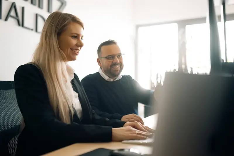 Andreas und Marleen Schmitz arbeiten gemeinsam am Computer